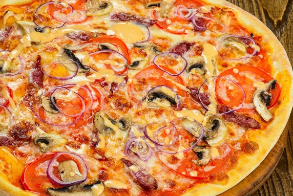 Домашняя пицца с колбасой и луком на тонком тесте