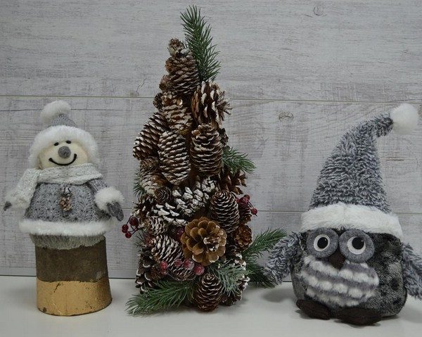 В ожидании нового года украсить квартиру помогут милые безделуки: снеговичок или дед мороз, елочка, совушка