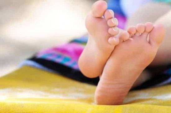 Потливость ног и неприятный запах: что делать