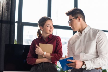 Романтические отношения на работе: стоит ли?
