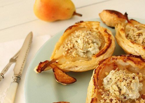 Пирожки с грушей и голубым сыром из слоеного теста — вкусный рецепт