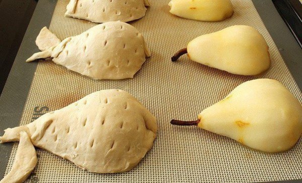 Пирожки с грушей и голубым сыром из слоеного теста — вкусный рецепт