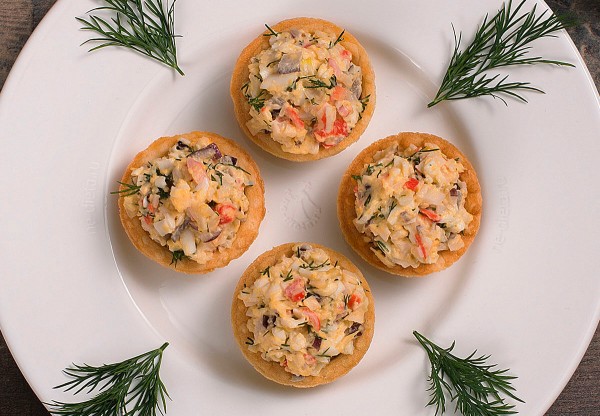 Салат с крабовыми палочками и сыром в тарталетках - вкусный рецепт